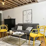 Unique Authentic Apartment In Le Marais